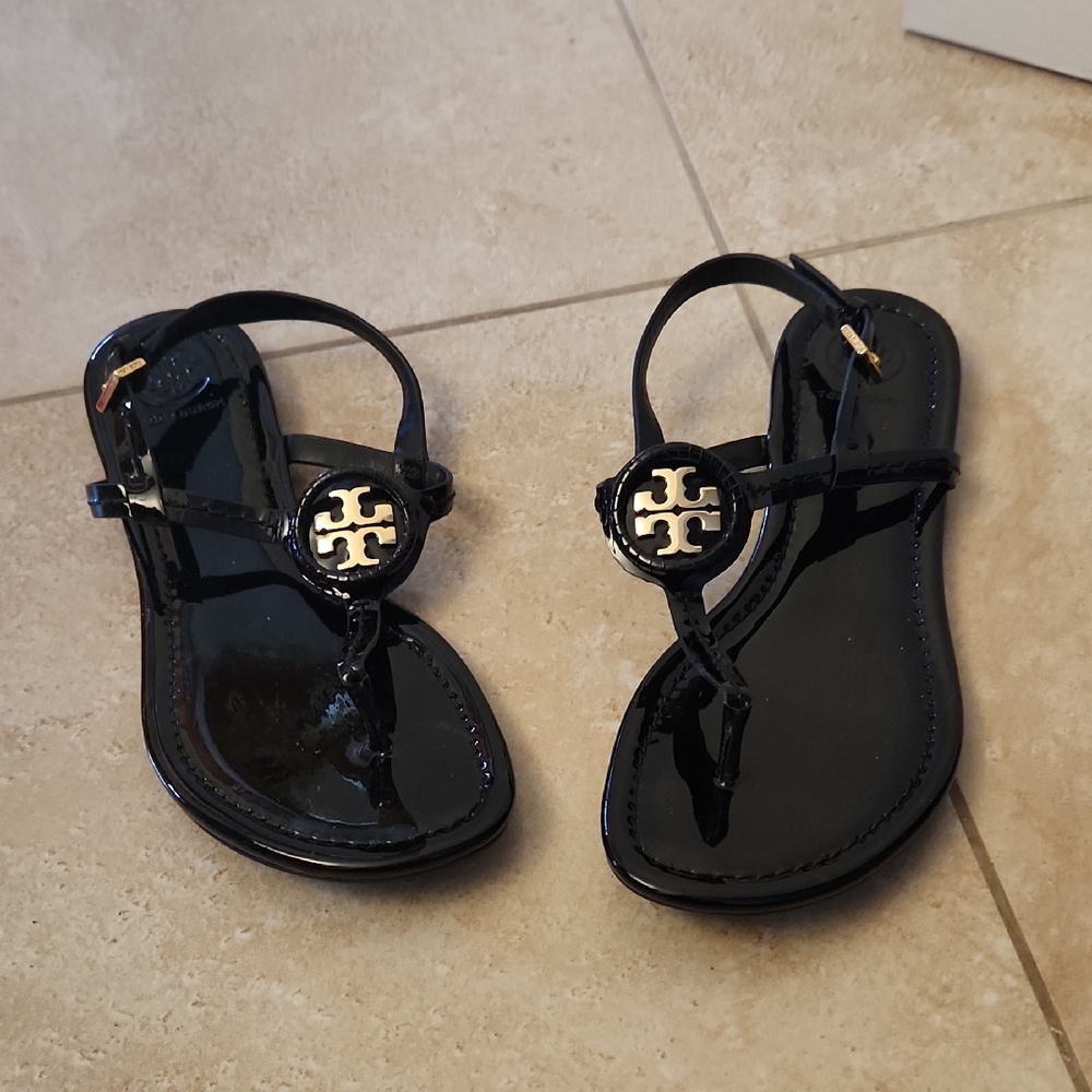 Tory Burch Black Patent Leather Sandals With Gold Iconic Logo And Backstrap